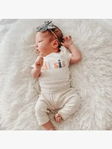 Finn + Emma Organic Baby Onesie - Lil Sis - Image 2
