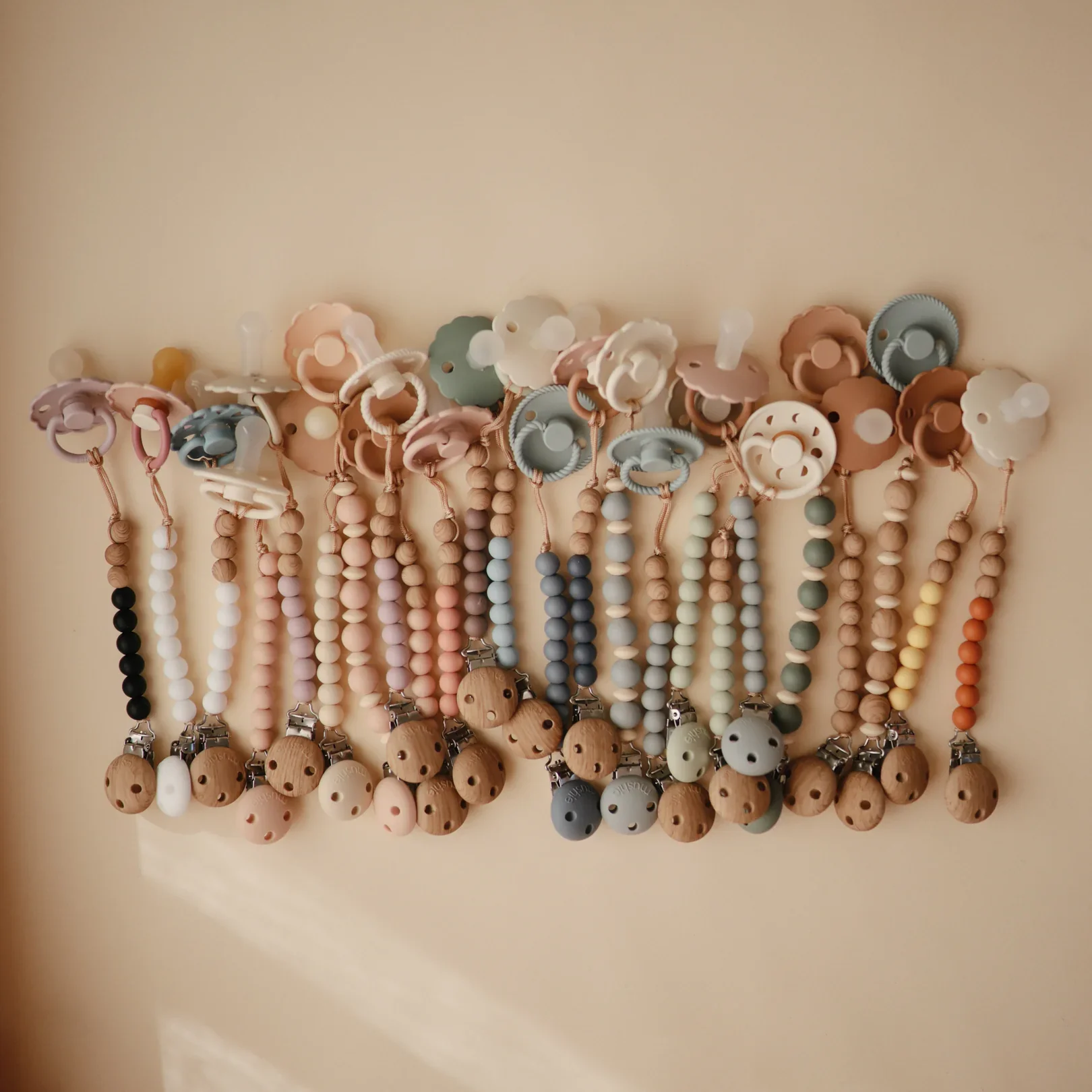 Mushie Eva Pacifier Clip - Image 10