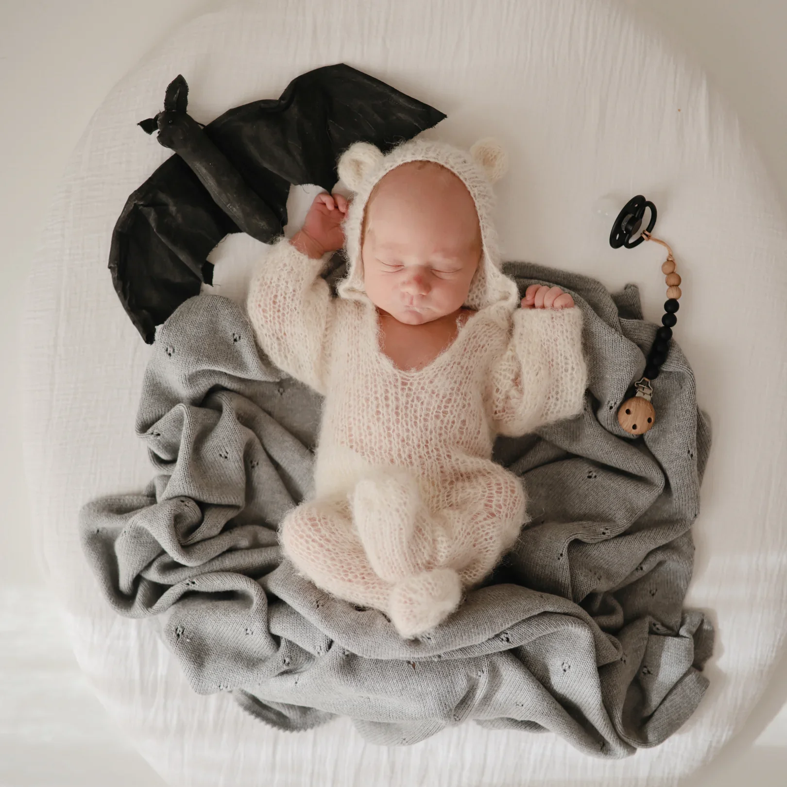 Mushie Eva Pacifier Clip - Image 8